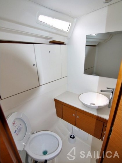Jeanneau 54 - Yacht Charter Sailica