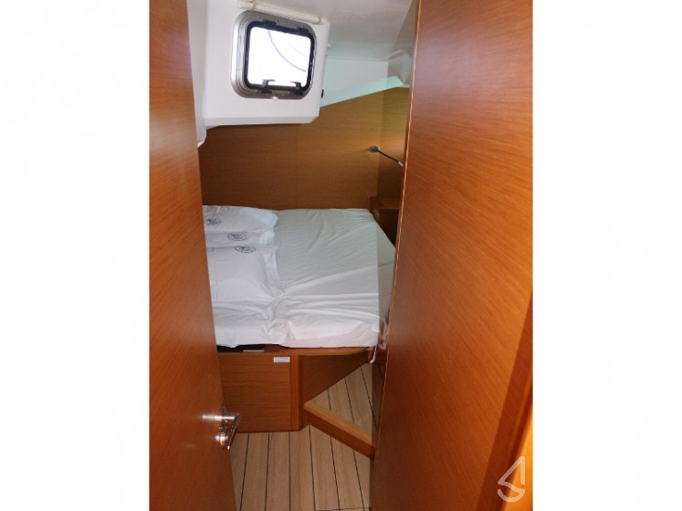 Jeanneau 54 - Yacht Charter Sailica
