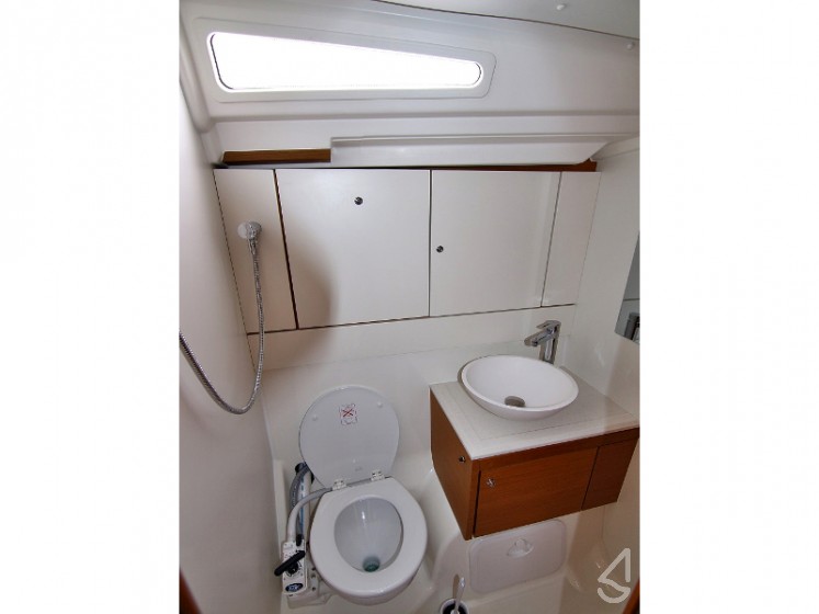 Jeanneau 54 - Yacht Charter Sailica