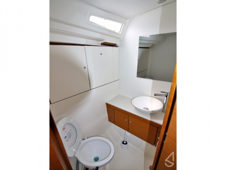 Jeanneau 54 - Yacht Charter Sailica