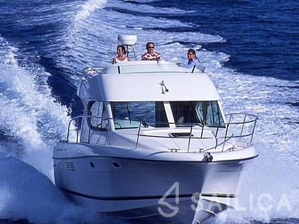 Prestige 32 - Yacht Charter Sailica