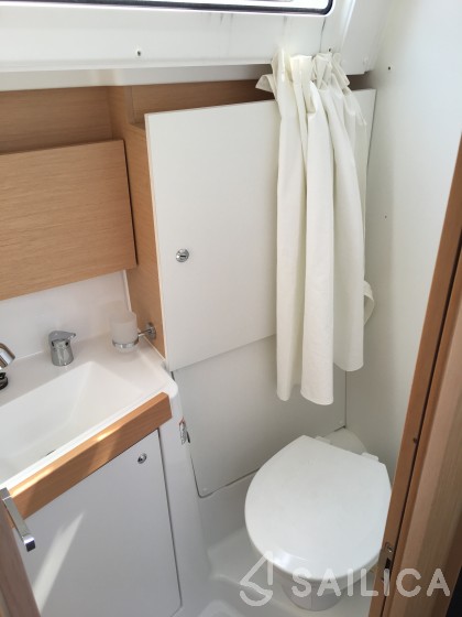 Oceanis 38 - Yacht Charter Sailica