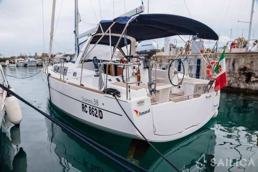 Oceanis 38 - Yacht Charter Sailica