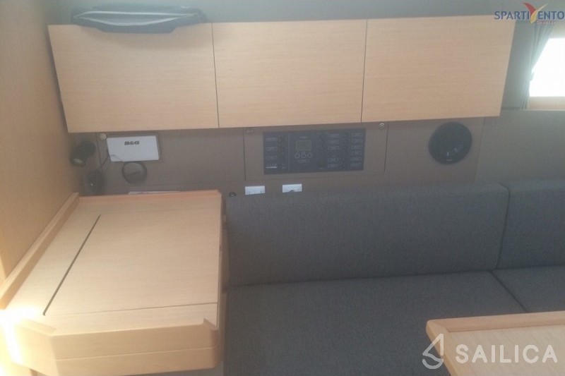 Oceanis 38 - Yacht Charter Sailica