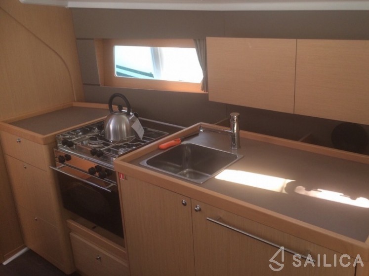 Oceanis 38 - Yacht Charter Sailica