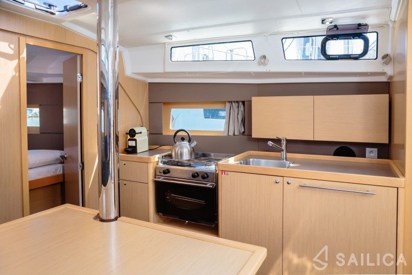 Oceanis 38 - Yacht Charter Sailica