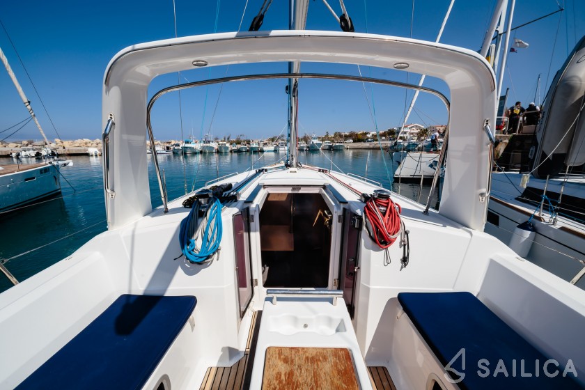 Oceanis 38 - Yacht Charter Sailica