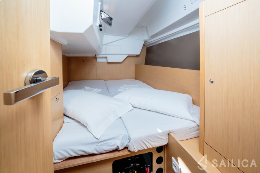 Oceanis 38 - Yacht Charter Sailica