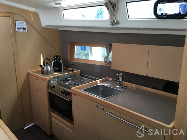 Oceanis 38 - Yacht Charter Sailica
