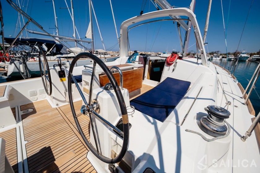 Oceanis 38 - Yacht Charter Sailica