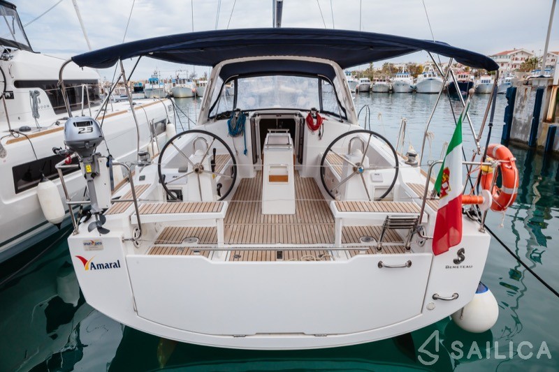 Oceanis 38 - Yacht Charter Sailica