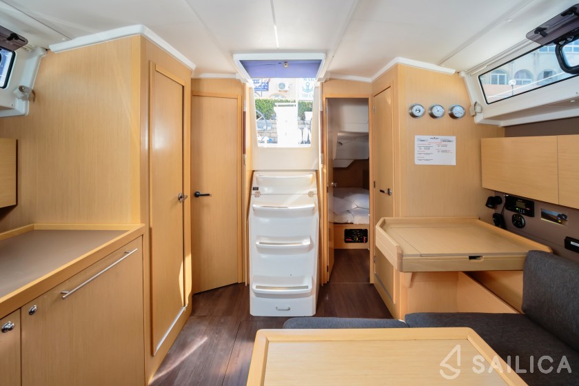 Oceanis 38 - Yacht Charter Sailica