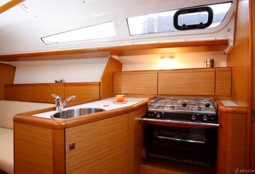 Sun Odyssey 33i - Yacht Charter Sailica