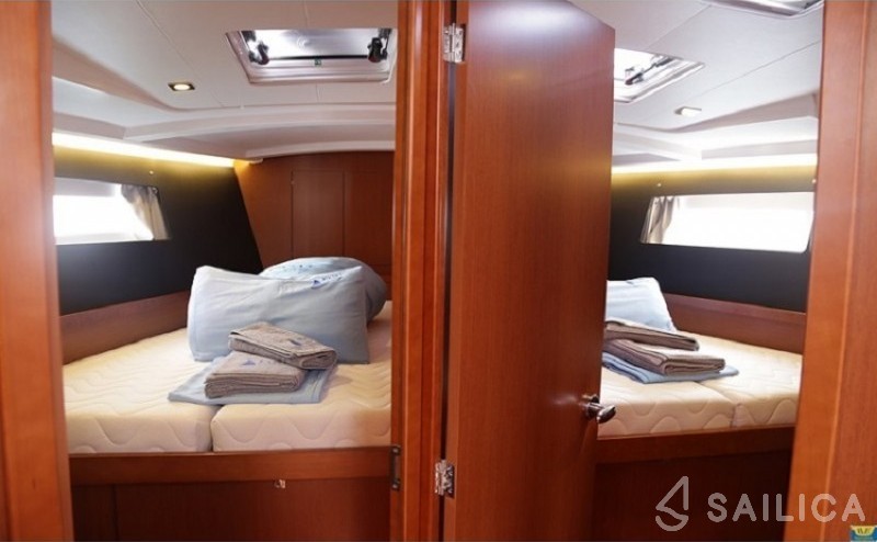 Oceanis 45 - Yacht Charter Sailica