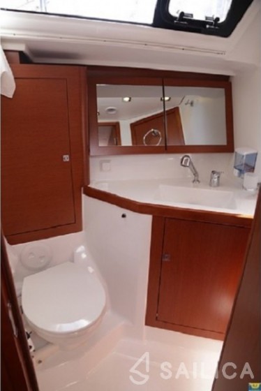 Oceanis 45 - Yacht Charter Sailica