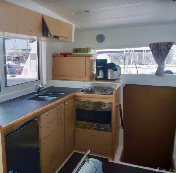 Lagoon 421 - Yacht Charter Sailica