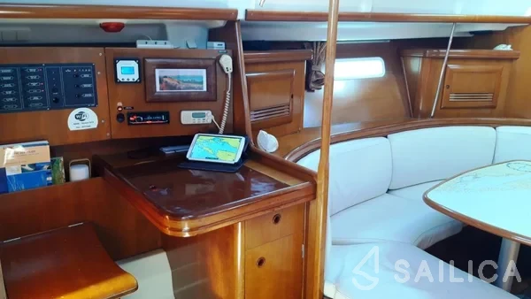 Oceanis 393 - Yacht Charter Sailica