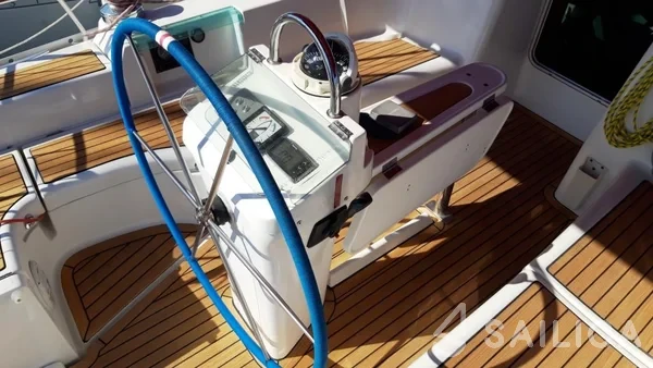 Oceanis 393 - Yacht Charter Sailica