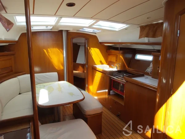 Oceanis 393 - Yacht Charter Sailica
