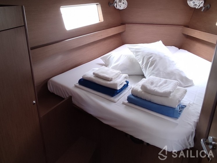 Oceanis 41.1 - Yacht Charter Sailica
