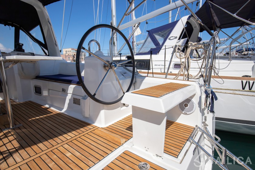 Oceanis 35.1 - Yacht Charter Sailica