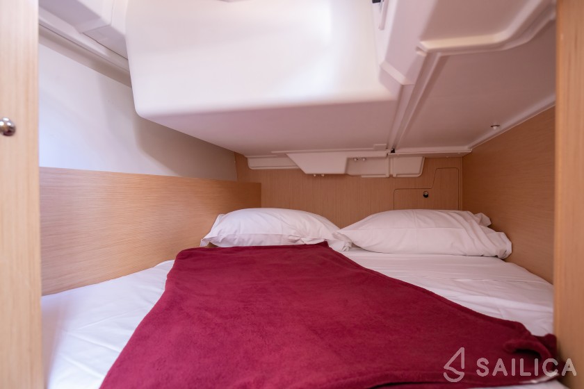 Oceanis 35.1 - Yacht Charter Sailica