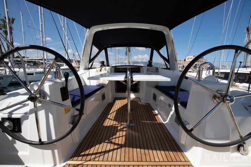 Oceanis 35.1 - Yacht Charter Sailica