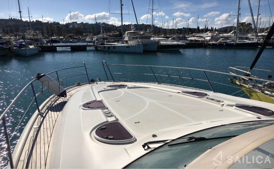 Bavaria 42 HT - Yacht Charter Sailica