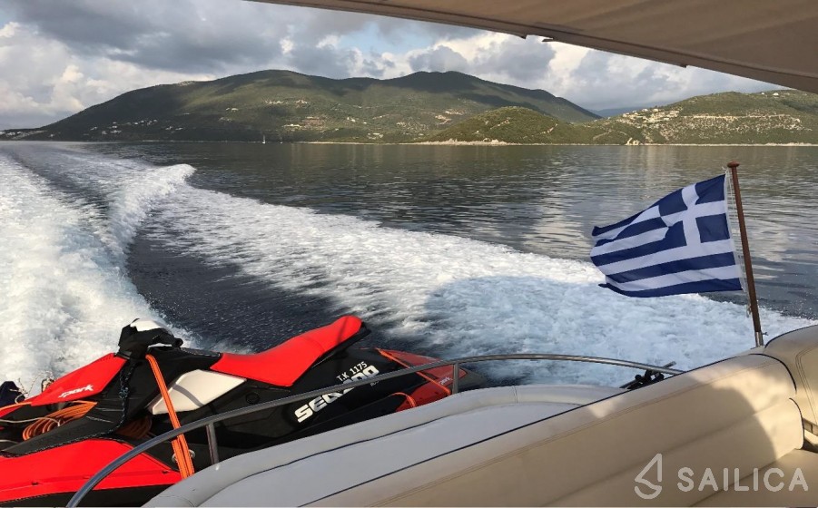 Bavaria 42 HT - Yacht Charter Sailica