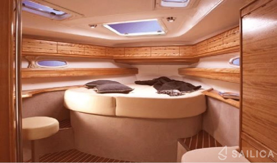 Bavaria 42 HT - Yacht Charter Sailica