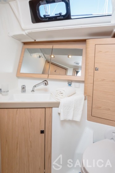 Oceanis 45 - Yacht Charter Sailica
