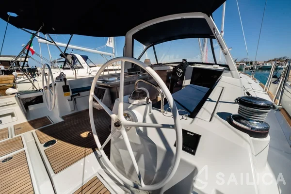 Oceanis 45 - Yacht Charter Sailica