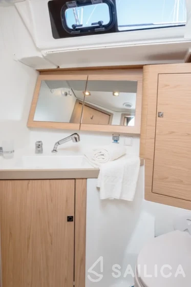 Oceanis 45 - Yacht Charter Sailica