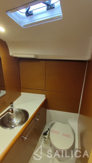Sun Odyssey 419 - Yacht Charter Sailica