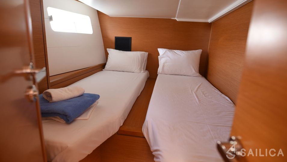 Jeanneau 54 - Yacht Charter Sailica
