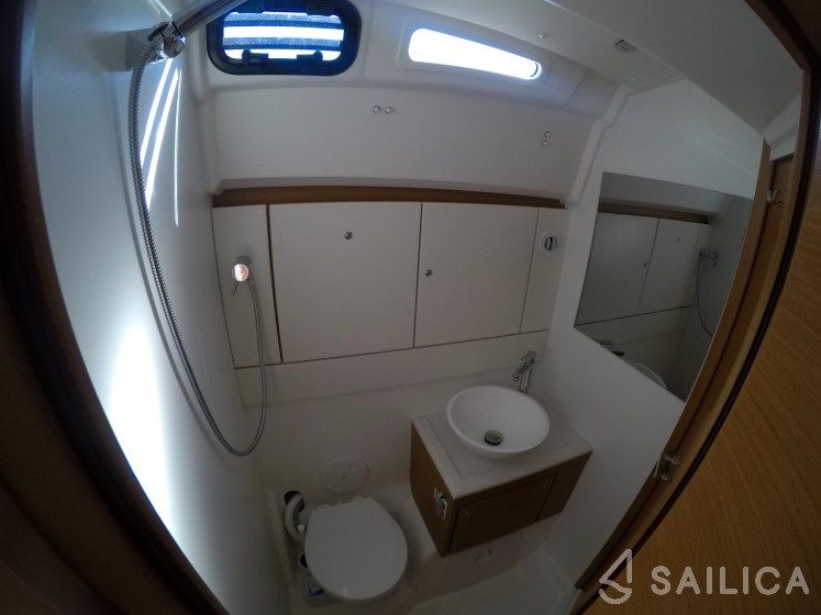Jeanneau 54 - Yacht Charter Sailica