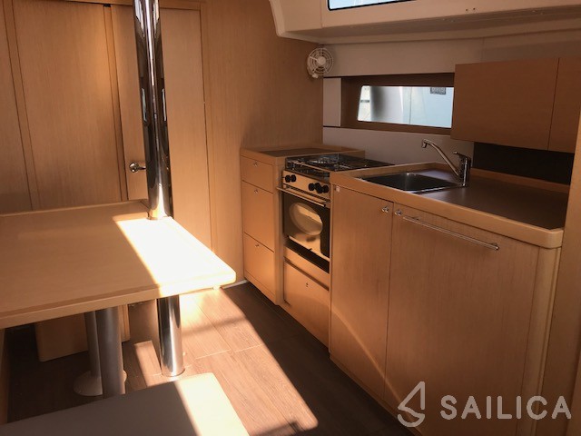 Oceanis 38.1 - Yacht Charter Sailica
