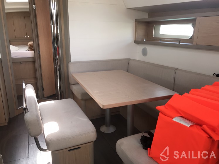 Oceanis 45 - Yacht Charter Sailica