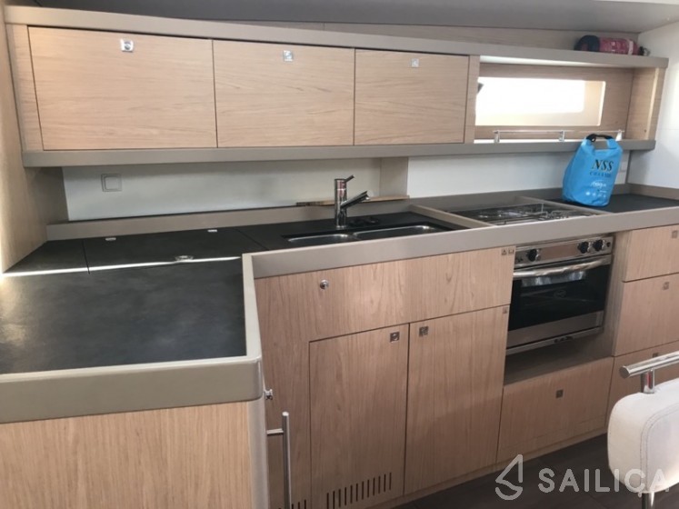Oceanis 45 - Yacht Charter Sailica