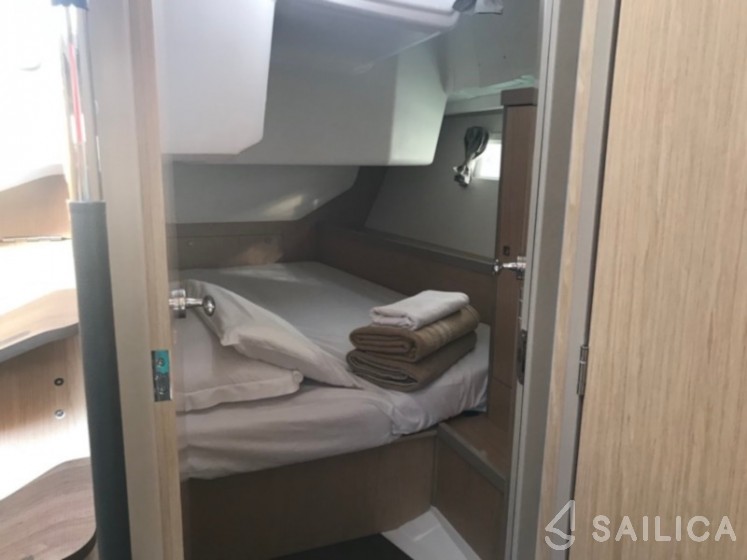 Oceanis 45 - Yacht Charter Sailica