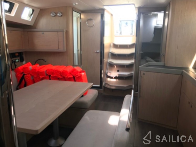 Oceanis 45 - Yacht Charter Sailica