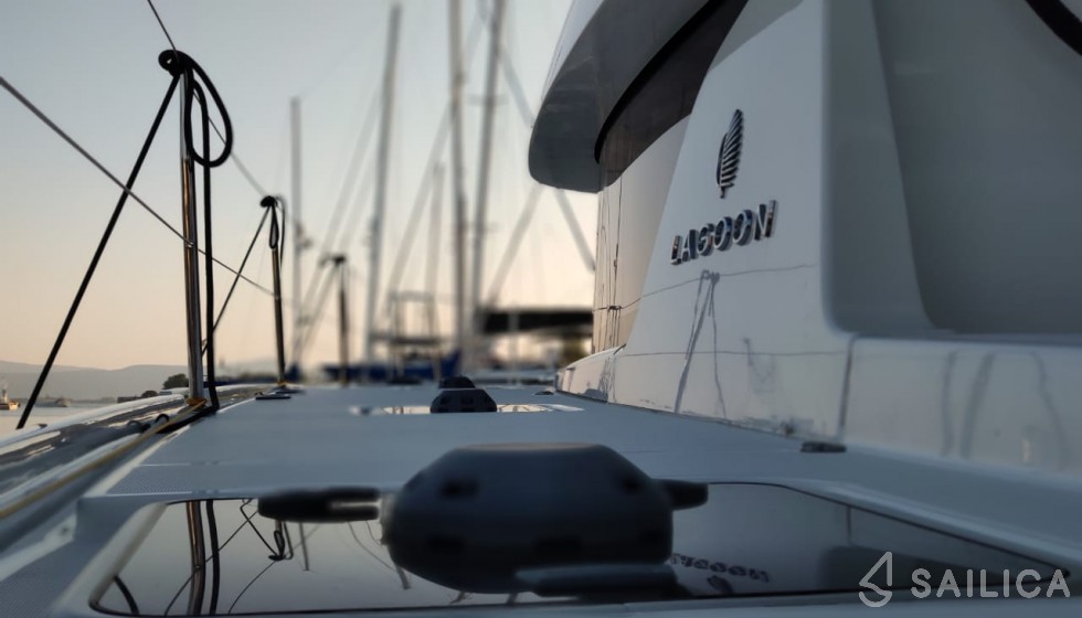 Lagoon 42 - Yacht Charter Sailica