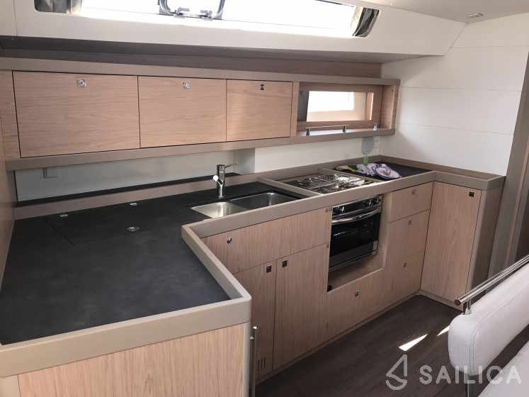 Oceanis 45 - Yacht Charter Sailica