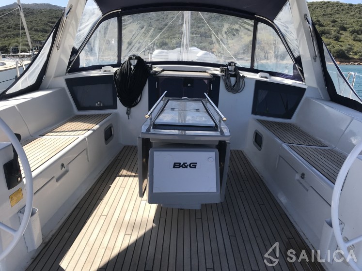 Oceanis 45 - Yacht Charter Sailica
