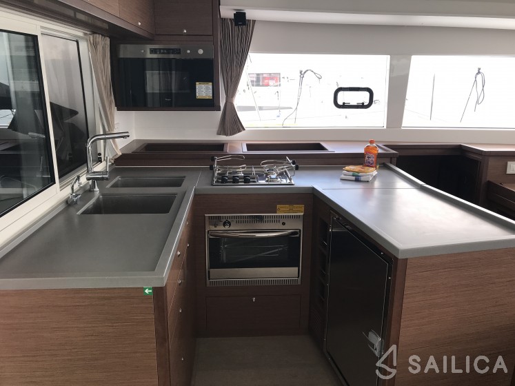 Lagoon 450  Flybridge - Yacht Charter Sailica