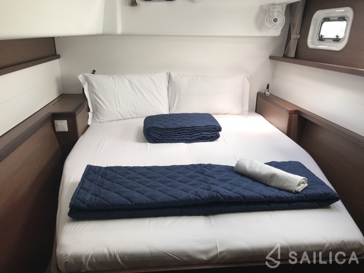 Lagoon 450  Flybridge - Yacht Charter Sailica