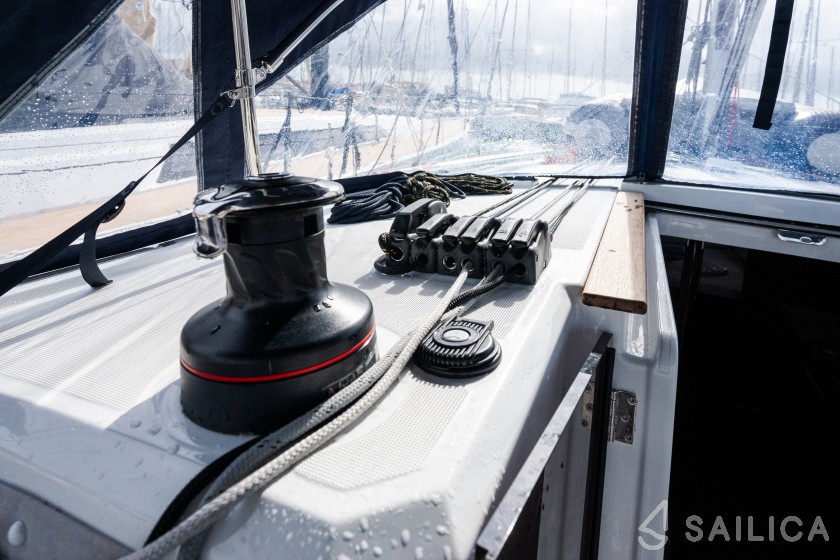 Oceanis 38.1 - Yacht Charter Sailica