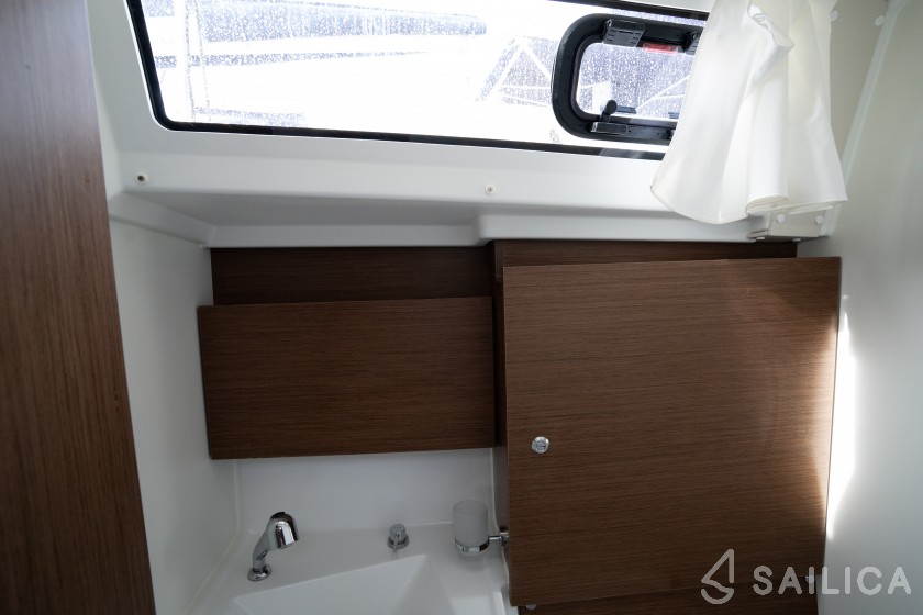 Oceanis 38.1 - Yacht Charter Sailica