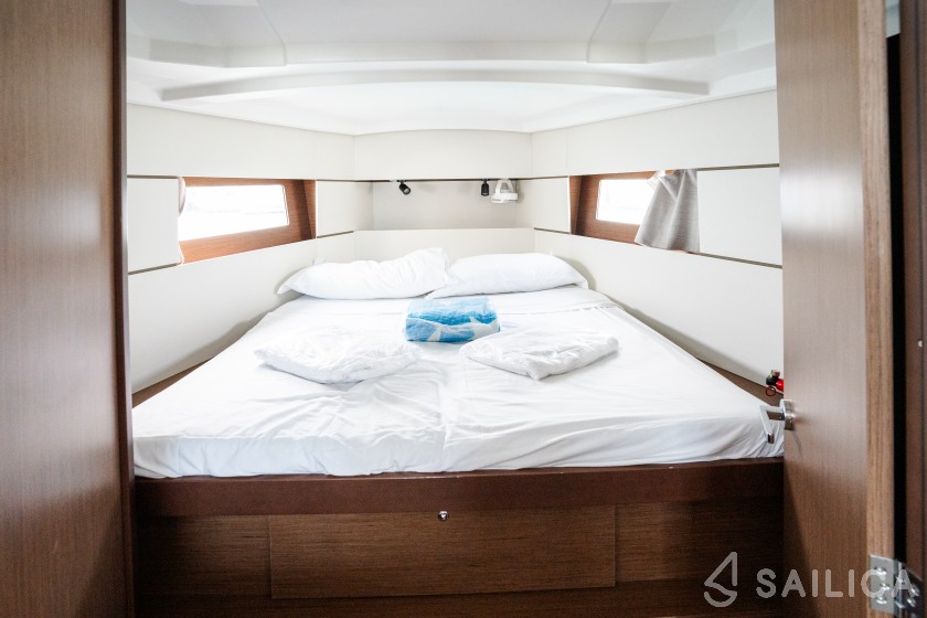 Oceanis 38.1 - Yacht Charter Sailica