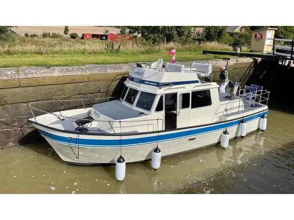 Husky Dane - Yacht Charter Sailica
